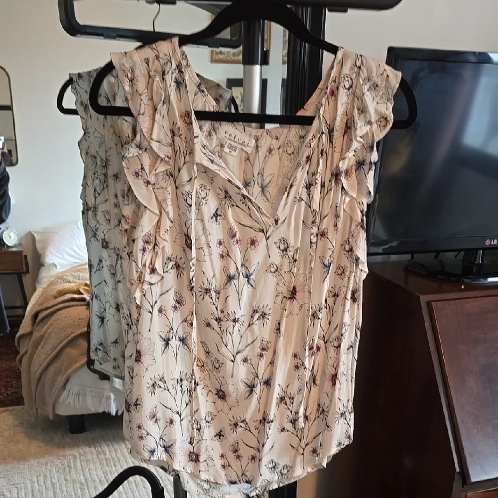 Velvet Floral Ruffle Sleeve Top - Picture 2 of 5